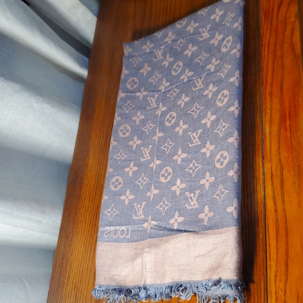 Louis Vuitton Monogram Shwal